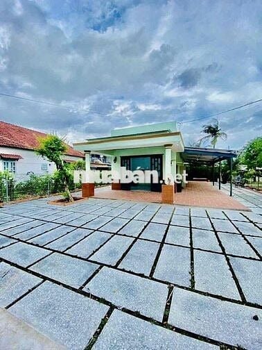 Nhà Biệt Thự Sân Vườn DT 400m2 Có 2Pn 2Wc Hẻm Xe Tải Khuôn Viên Rộng