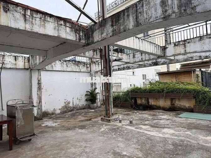 Sân thượng 160m2 ngay cửa Đông chợ Bến Thành. Giá chỉ 4x