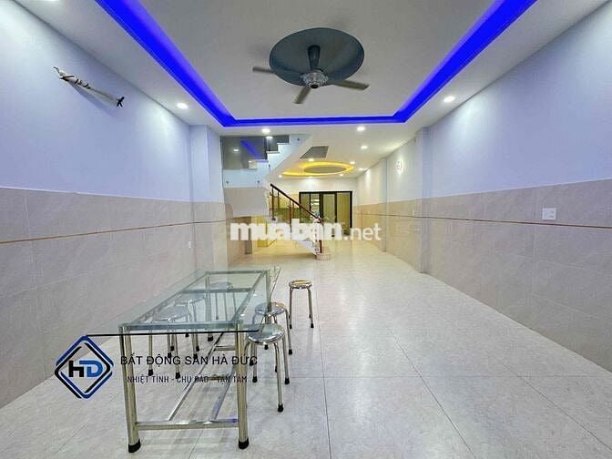 Nhà 2 lầu 5x20 mới đường lớn vỉa hè rộng, có sân để xe hơi