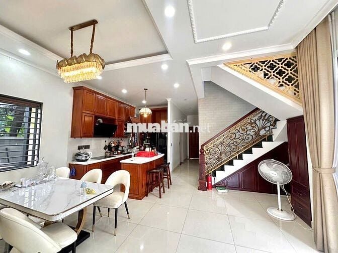 VIP! Đất Đẹp Mặt Tiền Thủ Đức - 5,5m x 25m - Full thổ - Chỉ 9.x Tỷ