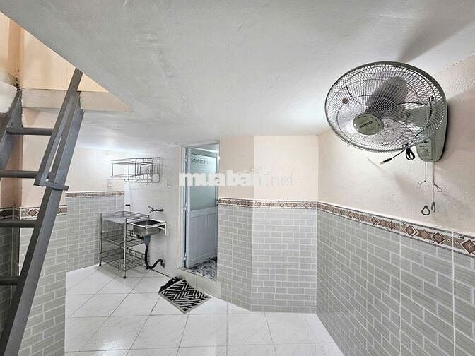 Phòng  thang máy - Gác bê tông đúc ,2WC - Gần vòng xoay Lê Đại Hành
