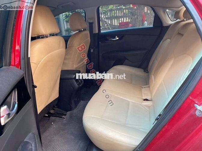 Kia Cerato màu đỏ