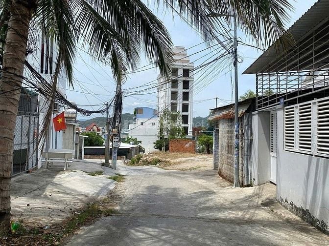 Bán gấp lô đất gần biển-DT100m2(5x20m)-vĩnh hoà-Nha Trang-chỉ 1ty510  