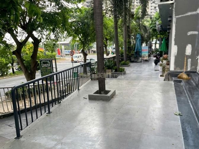 Cho thuê Shop chân đế mặt tiền Hoàng Quốc Việt vị tri đẹp nhà mới .