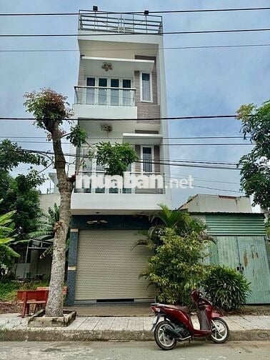 Nhà 3 lầu + Sân Thượng ! SHR Hoàn Công ! Hướng Đông ! Đường nhựa 10m