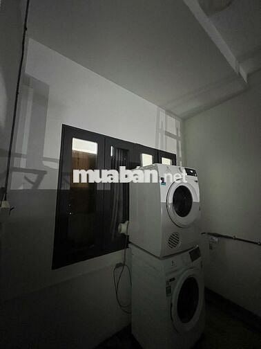Nhà trọ mới xây xong, có gác, có giường tầng, cửa sổ bự, ban công