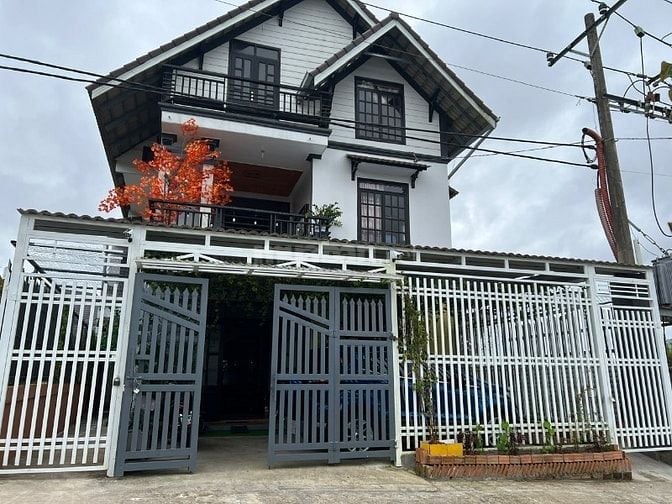 Nhà chính chủ cần bán gấp , ngang 10m đang cho thuê có thu nhập.