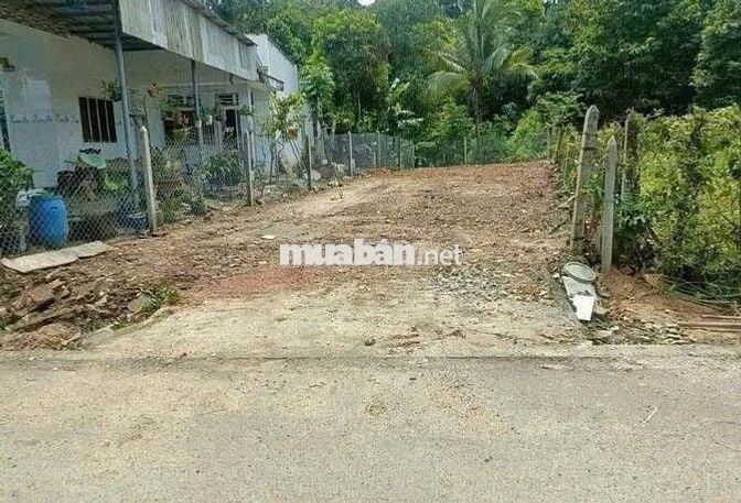 Còn *** 1 lô 650Tr 100m2 ngay chợ Bến Lớn , kế bên KDL Đại Nam