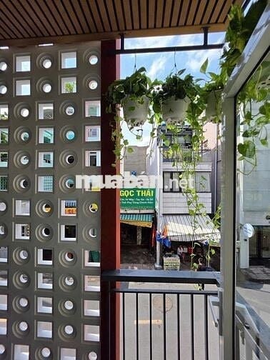 Anh share tầng 1 thang bộ nhà đẹp khu Phú Nhuận