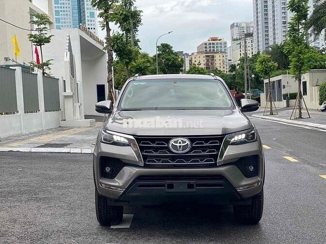 Toyota Fortuner 2.4AT 4x2 sx 2022 màu nâu xe đẹp