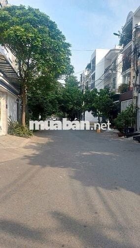 Nhà đường nhựa 9m. Cách siêu thị Giga mall chỉ 500m