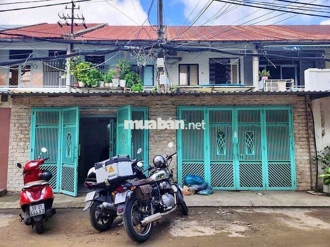 Cho Thuê Nhà Suốt Đường Bến Vân Đồn, Quận 4 ( Kho / Xưởng - 8x15m )