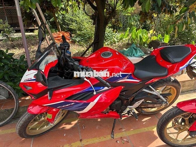 Bán xe Honda CBR mới đi chưa dc 5000 km