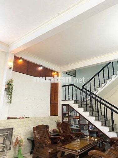 Đất mặt tiền Trần Phú, hướng Đông đậu đỗ xe thuận tiện.