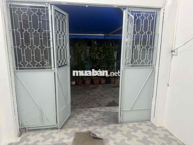 Nhà trệt mới sơn sửa có sân để xe máy khu an ninh sạch sẽ