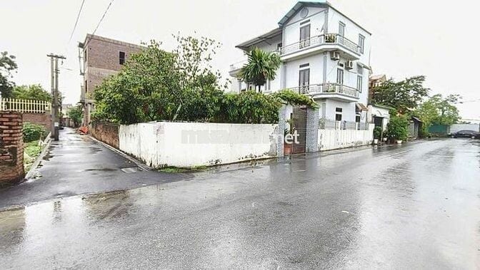 Lô góc sẵn nhà 3 tầng mới tính ô tô đỗ cửa đường thông trải nhựa