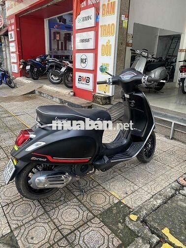 Vespa nữ chạy