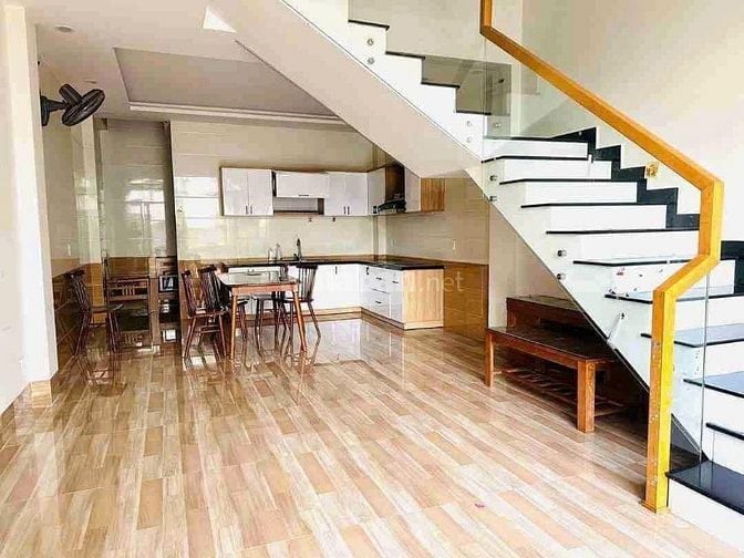 Đường quy hoạch 5m có vỉa, nhà 3 tầng 3 P.Ngủ, 4 WC. Giá 8 tỷ có TL.