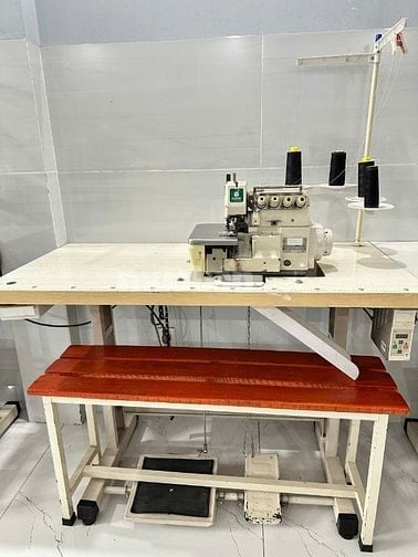 Thanh lý Máy vắt sổ 4 kim còn mới 