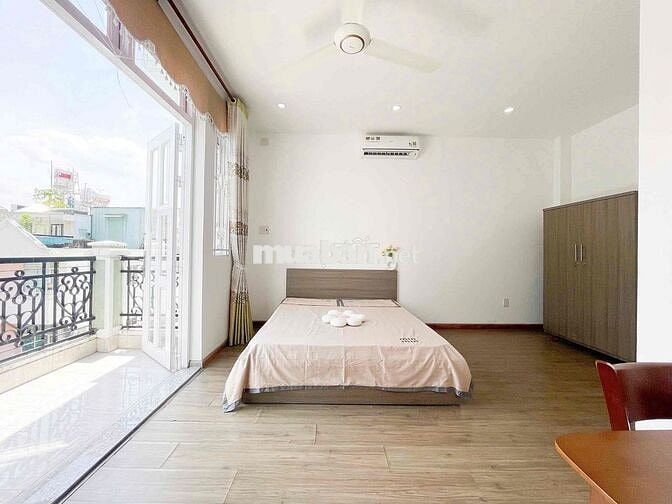 Ban công nắng sáng Full nội thất Trường Chinh Thang Máy