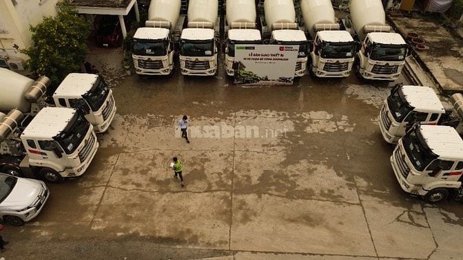 Tài Xế Chạy Xe Tải Bồn Giao Hàng 