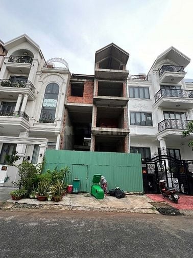 BÁN CĂN BIỆT THỰ NHÀ THÔ DT:7,5X20M GIÁ BÁN 45 TỶ VỊ TRÍ ĐẸP VIEW CV