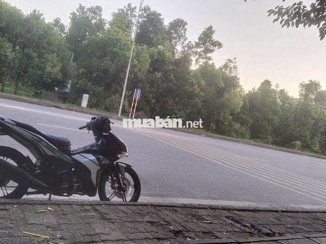 Xe tay ga Yamaha đen trắng