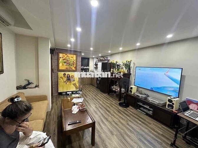 Bán Căn Hộ Ngay Phố Nguyễn Văn Cừ,Gần Cầu Chương Dương,Vị Trí Đẹp 70M