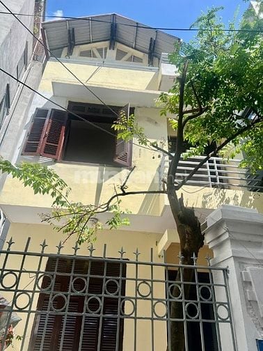 Cho thuê nhà biệt thự 3 mặt thoáng, phố Lâm Du, đầu cầu Chương Dương