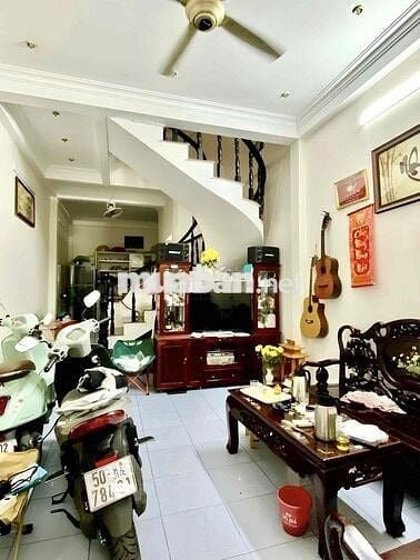 Nhà ngay Nguyễn Suý- DT:4x12- đúc 4tầng- chỉ 5.xtỷ