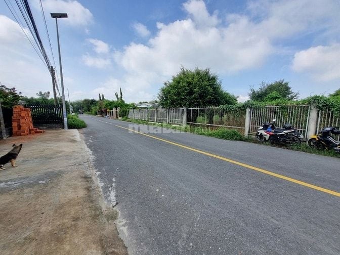 24m mặt tiền nhựa. Khoảng 1400m2 có thổ cư. 3,5 tỷ 