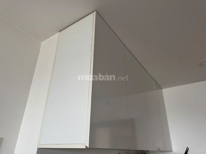 Tủ bếp gỗ mới 95% thiết kế đơn giản sang trọng.