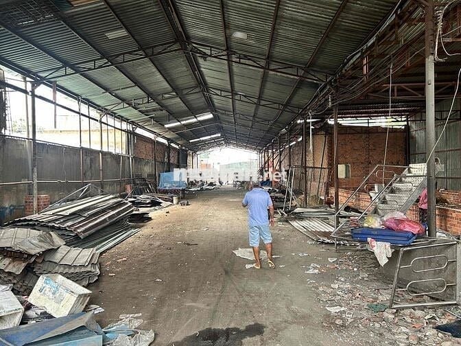 cho thuê nhà xưởng quốc lộ 1 . xưởng đang sửa chữa ngang 13m