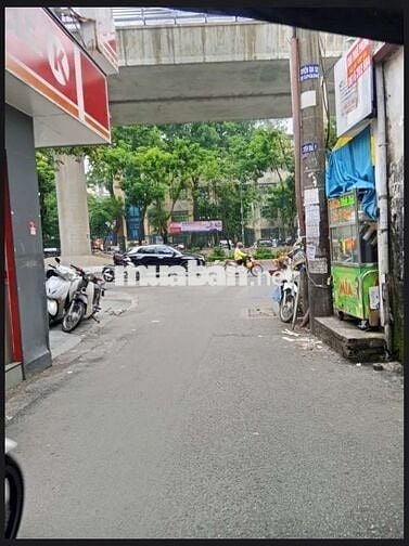 Tôi cần bán nhà mặt ngõ Xuân Thủy 7tầng thang máy full nội thất .
