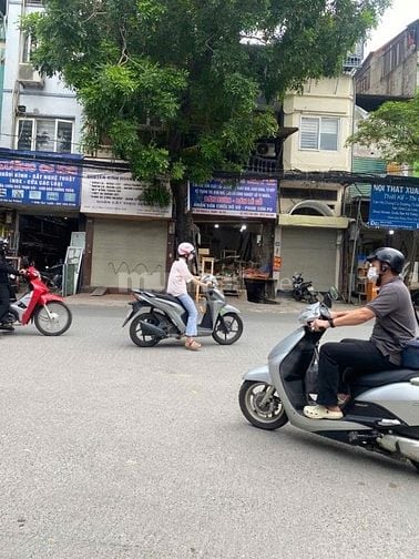 Bán nhà mặt phố Đê La Thành, phía không bị quy hoạch, mặt tiền 4,5m