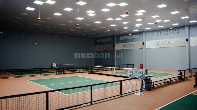 Nhân viên phục vụ sân Pickleball
