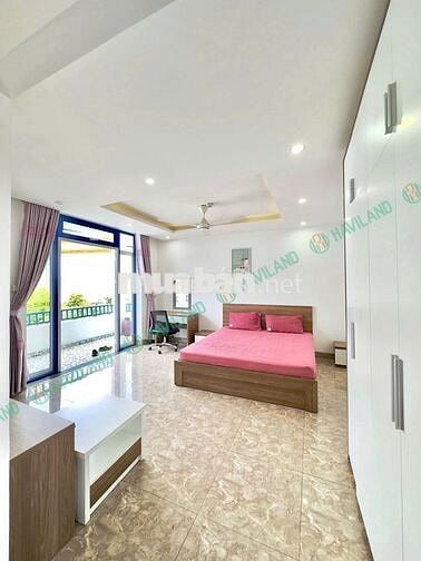Studio hồ bơi 40m2, ban công, view biển. Dọn phòng hàng tuần.
