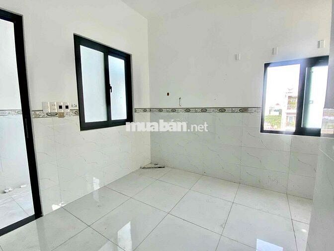 PHÒNG CỬA SỔ TRỜI NGAY GẦN ĐH CÔNG THƯƠNG GIÁ RẺ