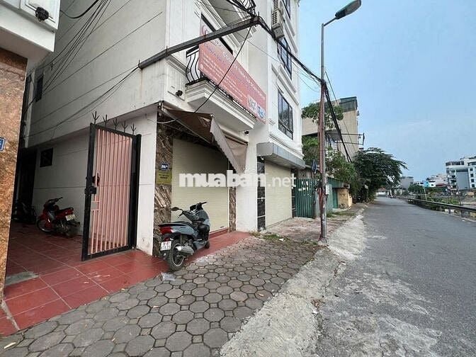 Bến xe Nước Ngầm nhà 5 tầng ô tô đỗ cổng