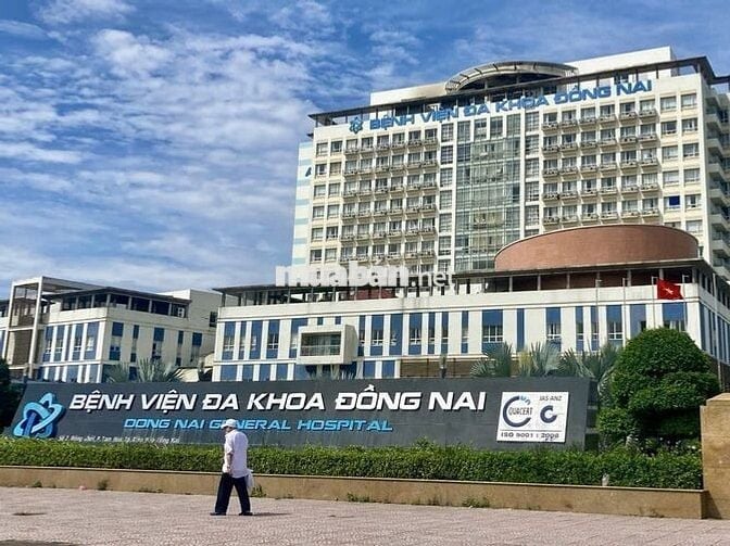 BÁN NHÀ 1 TRỆT 3 LẦU  MẶT TIỀN KINH DOANH NGAY BỆNH VIỆN ĐỒNG NAI