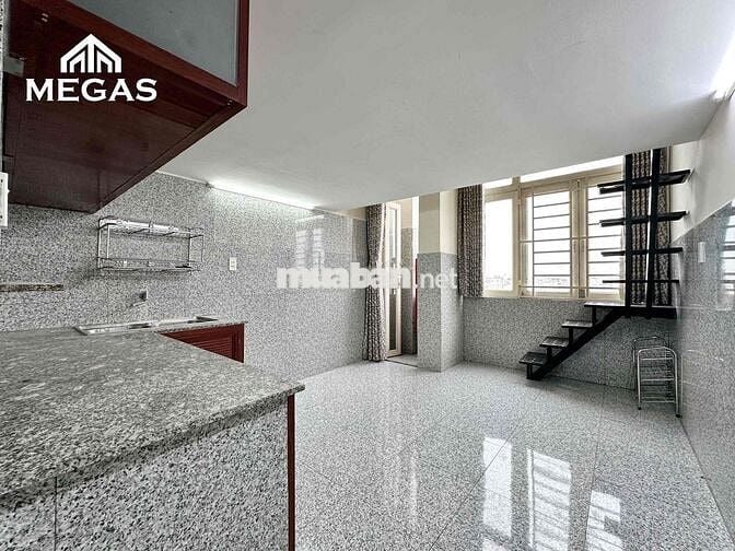 Phòng có gác cao 1m7 cửa sổ trời có sẵn nội thất gần Ngã Tư Ga