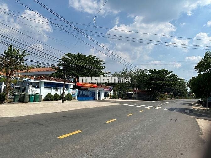 Chính chủ bán đất 300m2 (100TC) sát ủy ban , đường thông . SHR