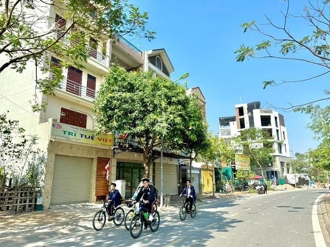 Lô đất Phúc Lợi, Vỉa hè 4 oto tránh, Kinh doanh dt 70m2 - MT 6.2m