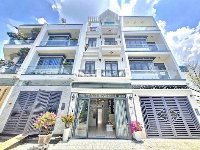 Nhà Nguyễn Khoái cần bán với diện tích 56,2m2 1 trệt 3 lầu ST, SHR