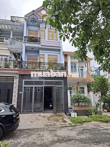 Cho thuê nhà 2 lầu 3 phòng ngủ ngã 3 ông xã dĩ an Bình Dương