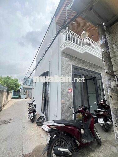 nhà 4x9 1 lầu 2 mặt tiền 2 cửa chính. hẻm 4 mét thông