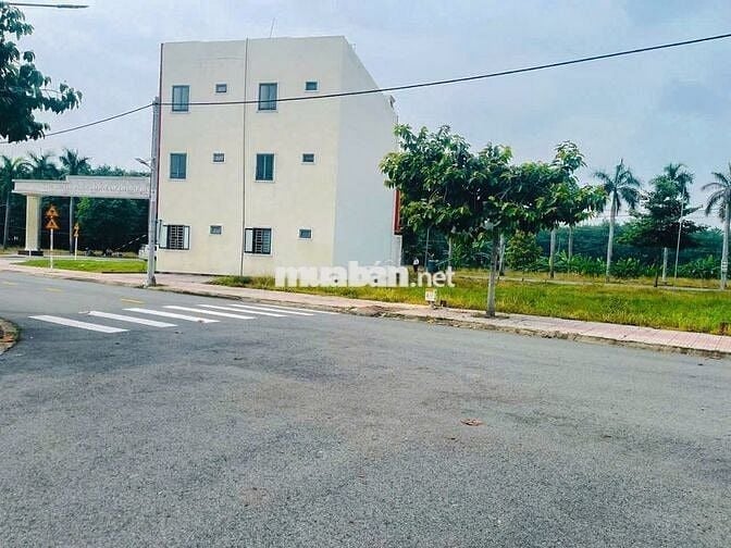 Cần bán 1 lô đất 3 mặt tiền View công viên