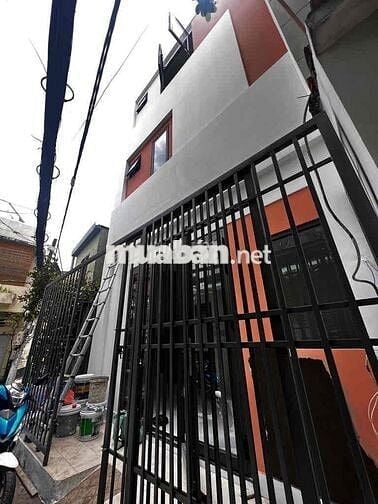 Nhà mới xây 1 trệt 2 lầu 1 sân thượng cách Quang trung 1 căn.