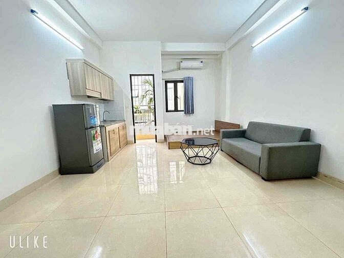 Cho thuê CCMN phố Cầu Giấy. Ban Công 30m2. Thang Máy. Giá 5Tr