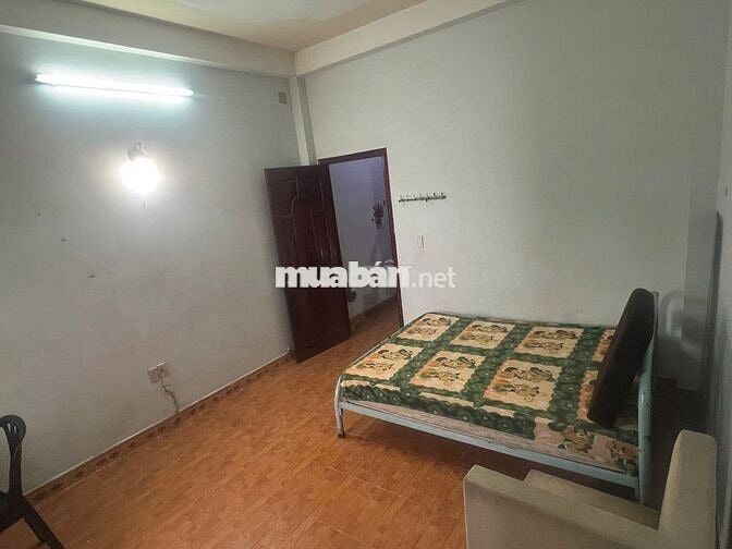 Phòng trọ 18m2, đường Bùi Văn Ngữ, Q12